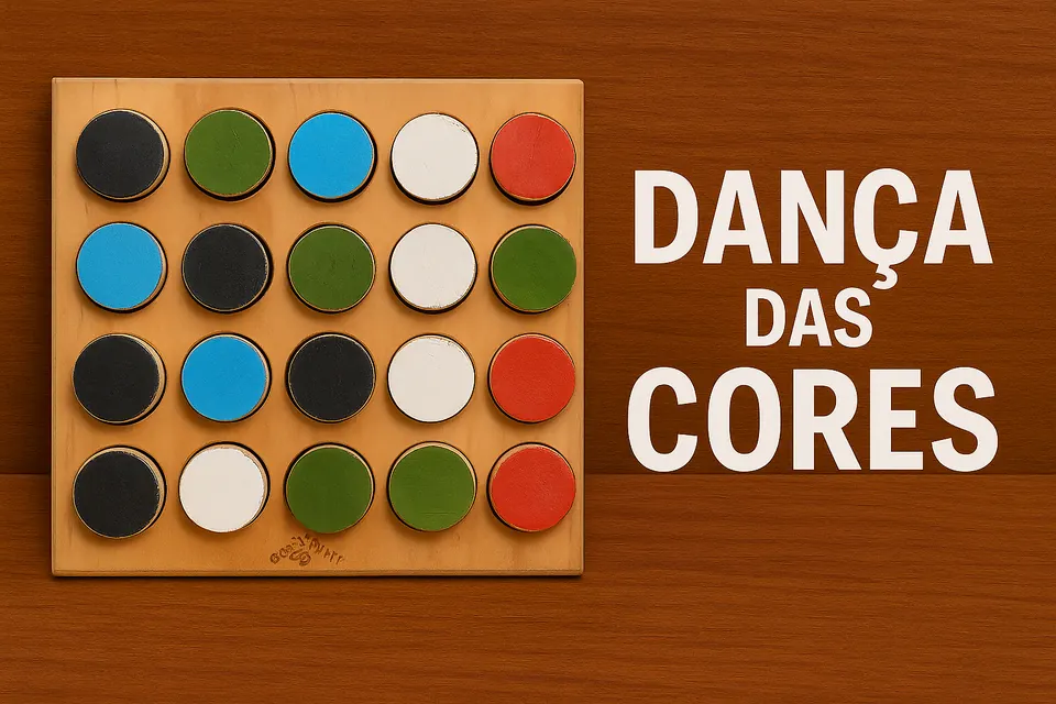 Tabuleiro quadrado de madeira com discos de várias cores